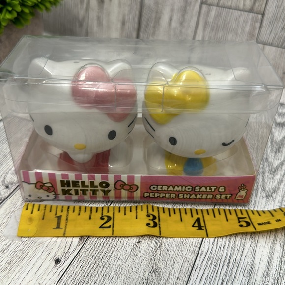 Hello kitty ceramic salt & pepper shaker set - Picture 7 of 8